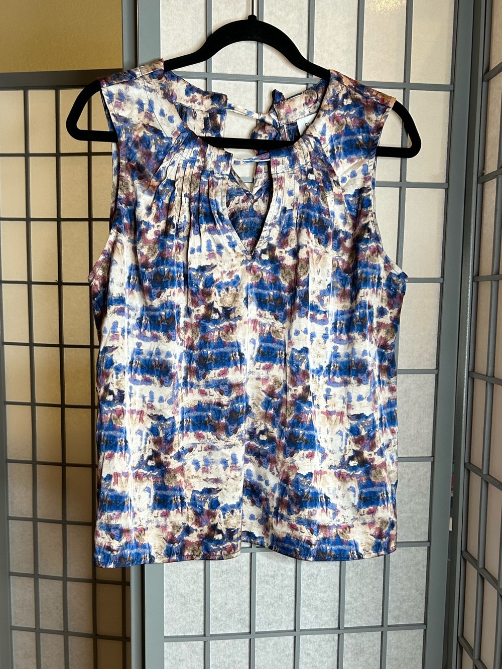 NWT Evereve Blue Cream and Plum Printed Sleeveless Keyhole Top